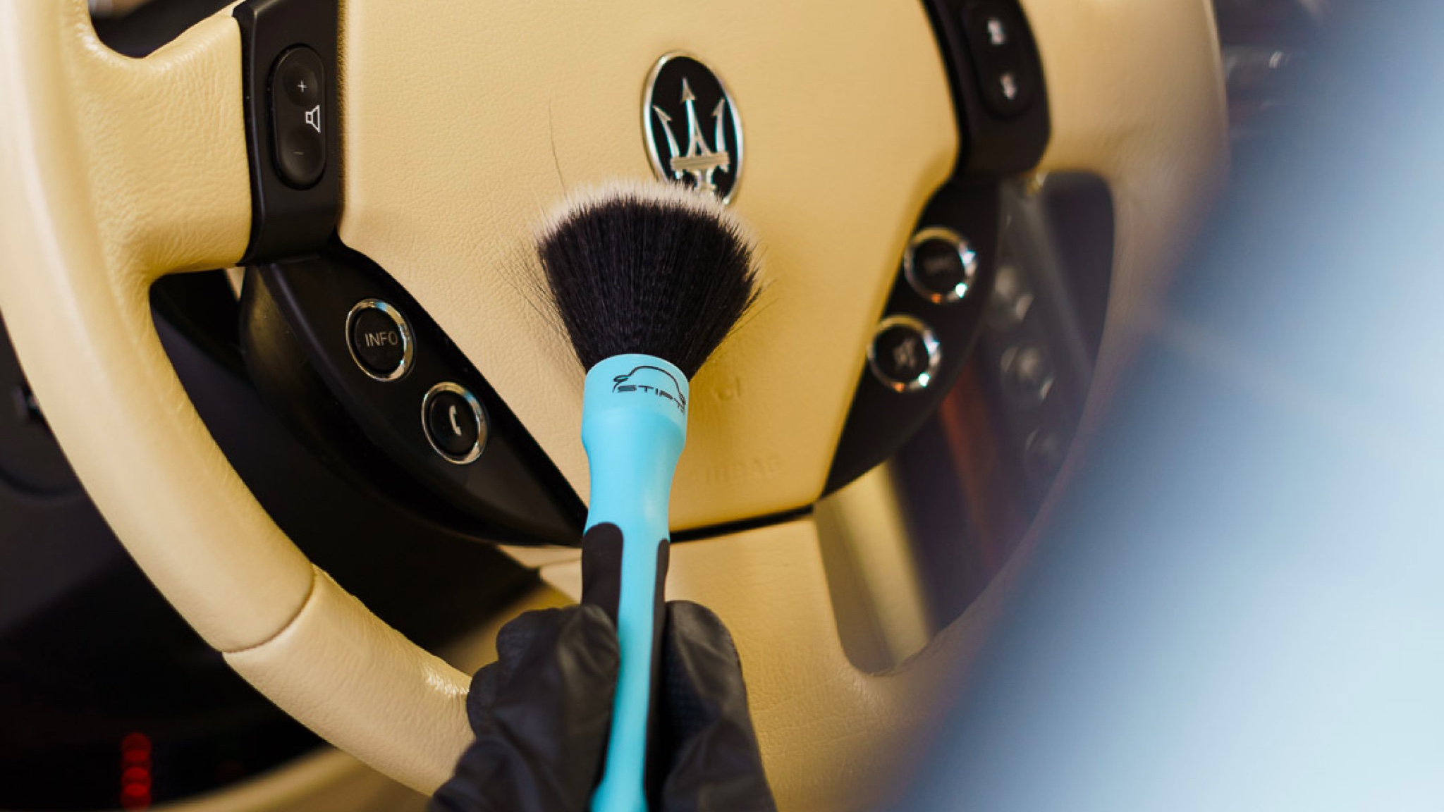 Hoe reinig je het (lederen) stuur van je auto?